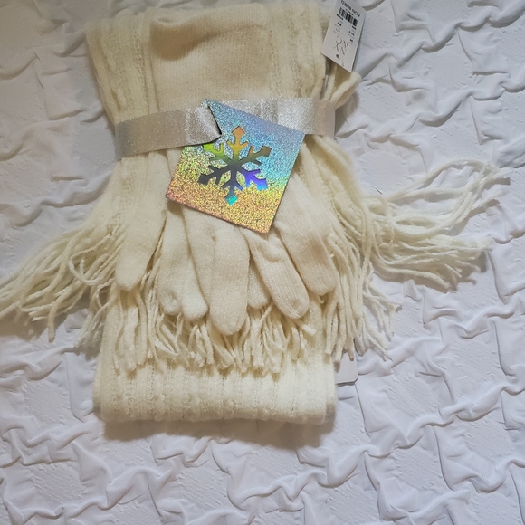 💛10 for $25💛 New York & Company NWT scarf and glove set - Picture 1 of 5